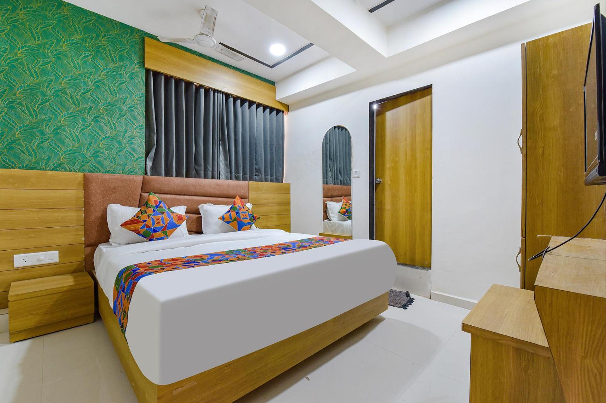 Hotel Green Tree Ахмедабад Екстериор снимка
