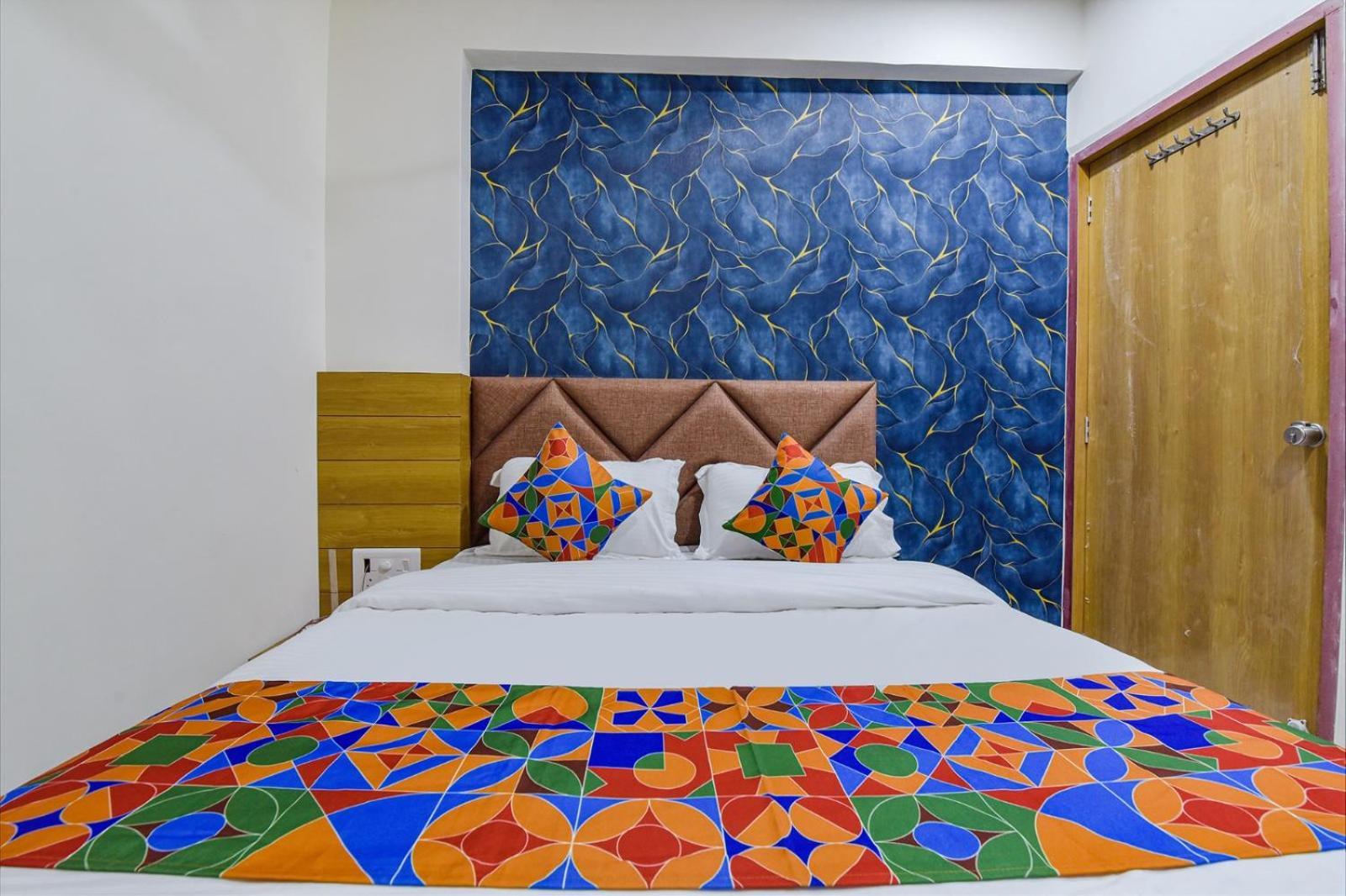 Hotel Green Tree Ахмедабад Екстериор снимка