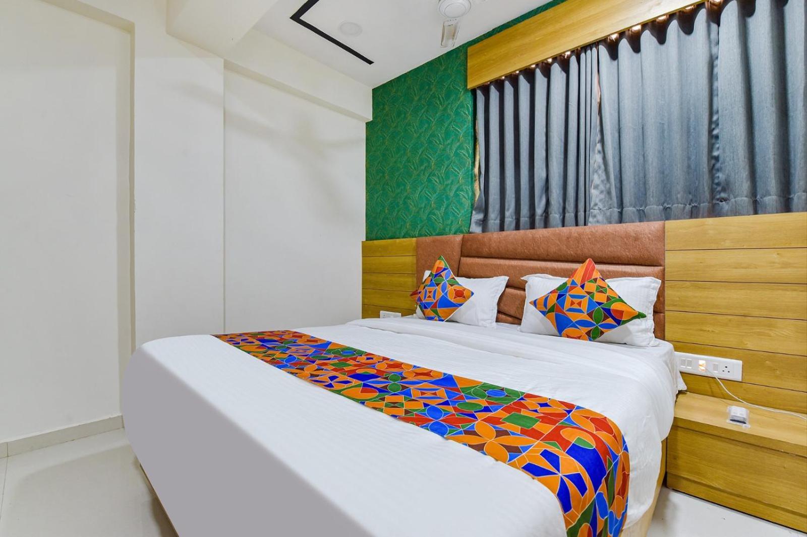 Hotel Green Tree Ахмедабад Екстериор снимка