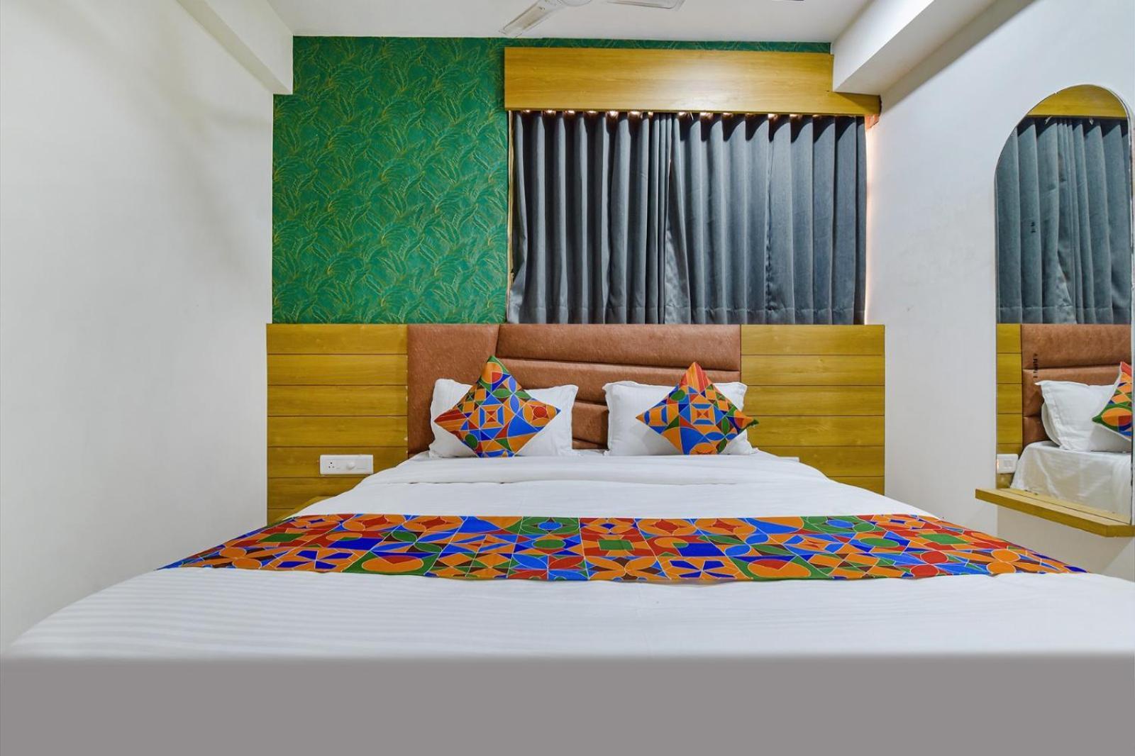 Hotel Green Tree Ахмедабад Екстериор снимка