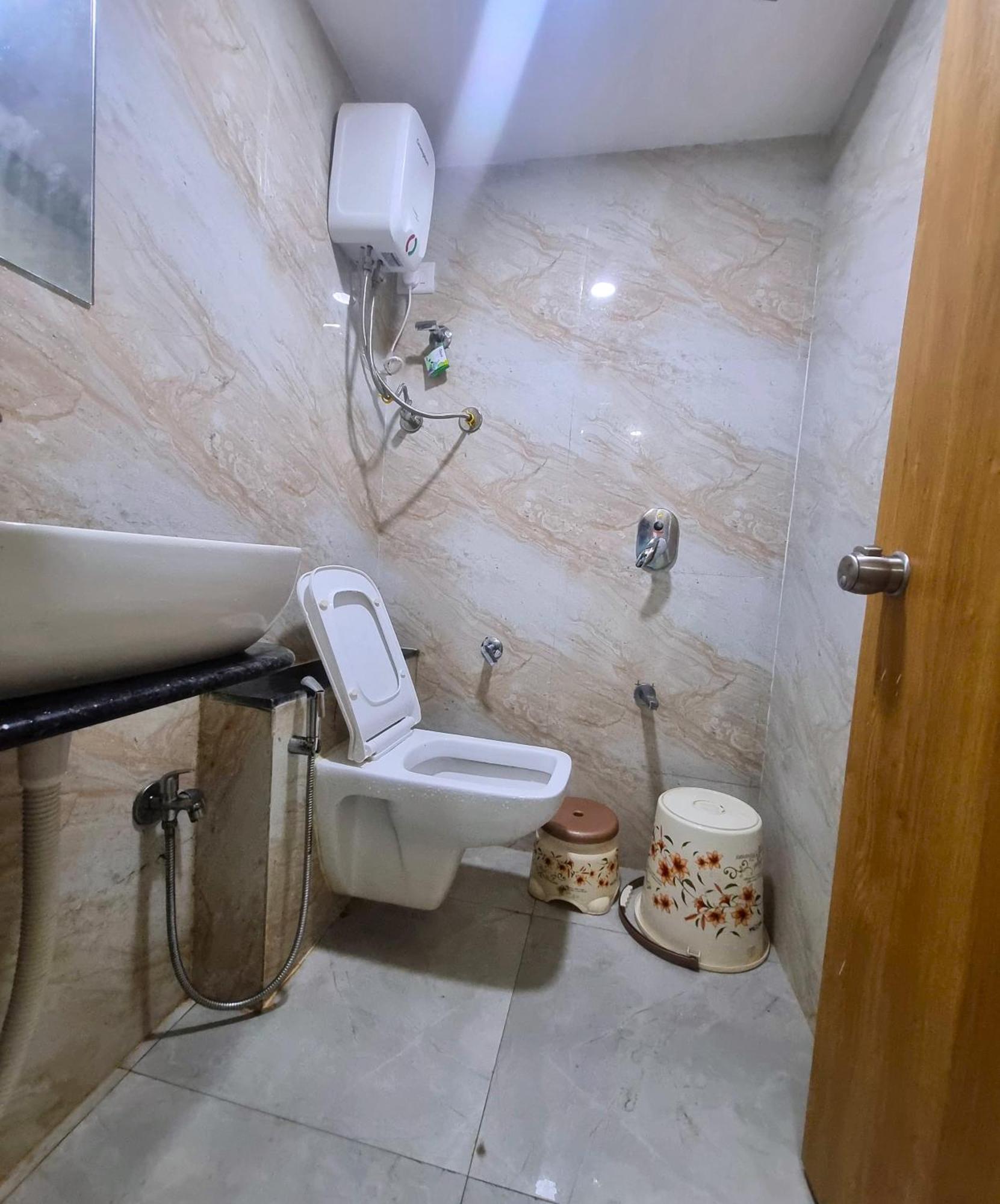 Hotel Green Tree Ахмедабад Екстериор снимка