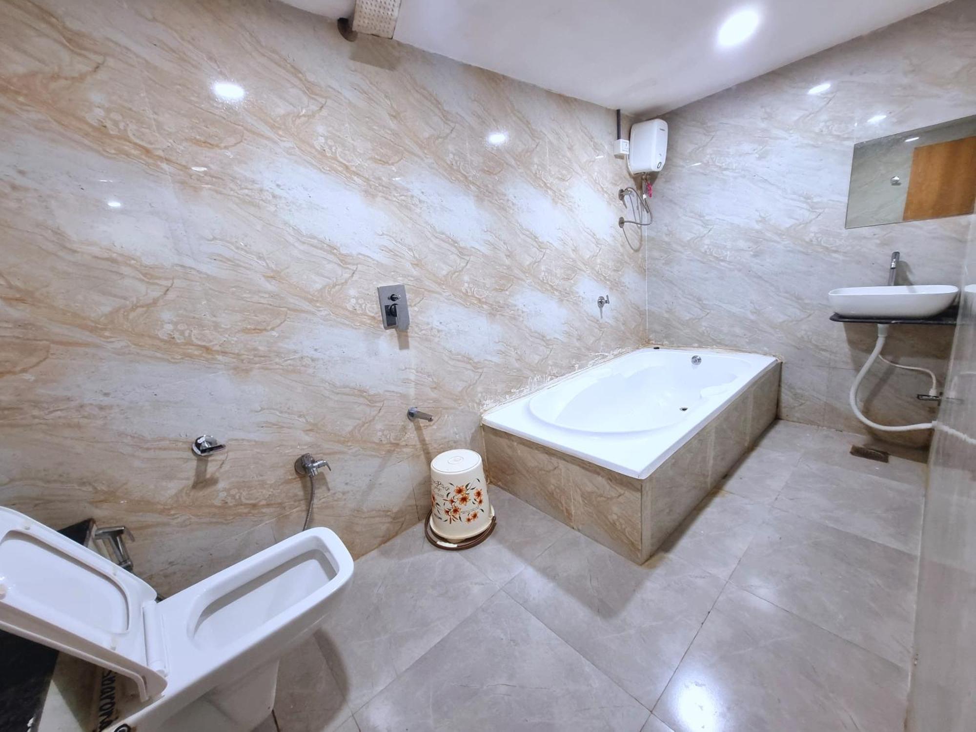 Hotel Green Tree Ахмедабад Екстериор снимка