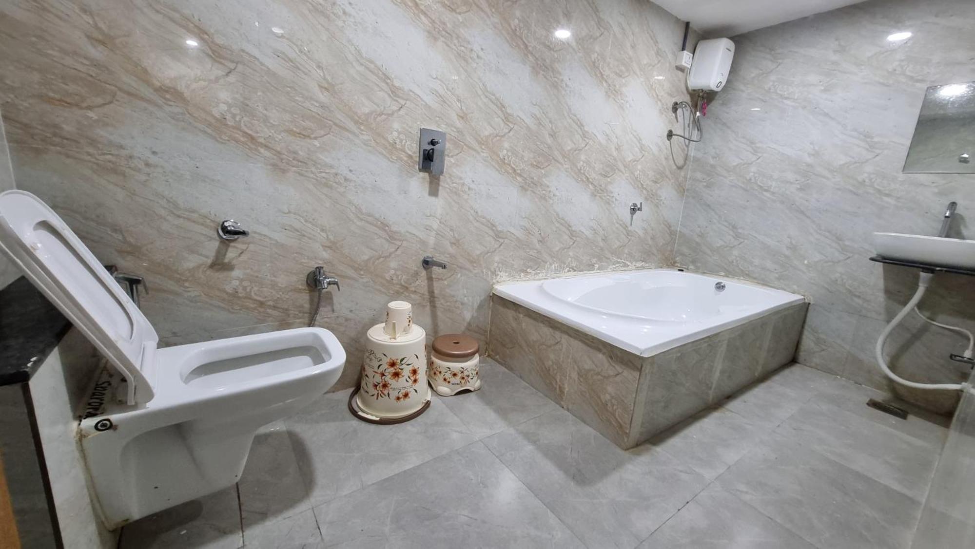 Hotel Green Tree Ахмедабад Екстериор снимка