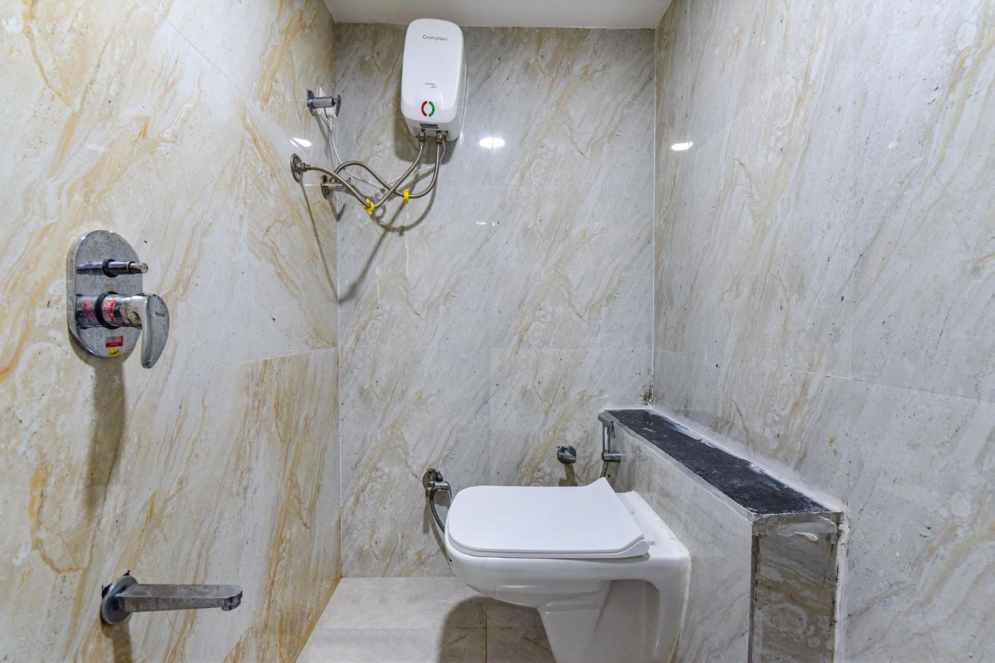 Hotel Green Tree Ахмедабад Екстериор снимка